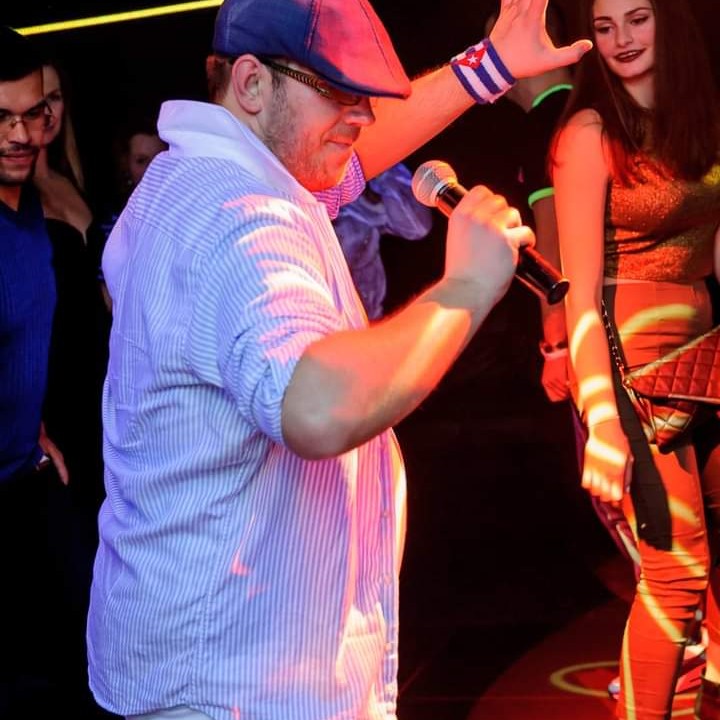 Martas Salseros - Taneční Sólo vystoupení v rytmu Kubánské Salsy s Taneční Animací která Vás zaručeně rozproudí .....