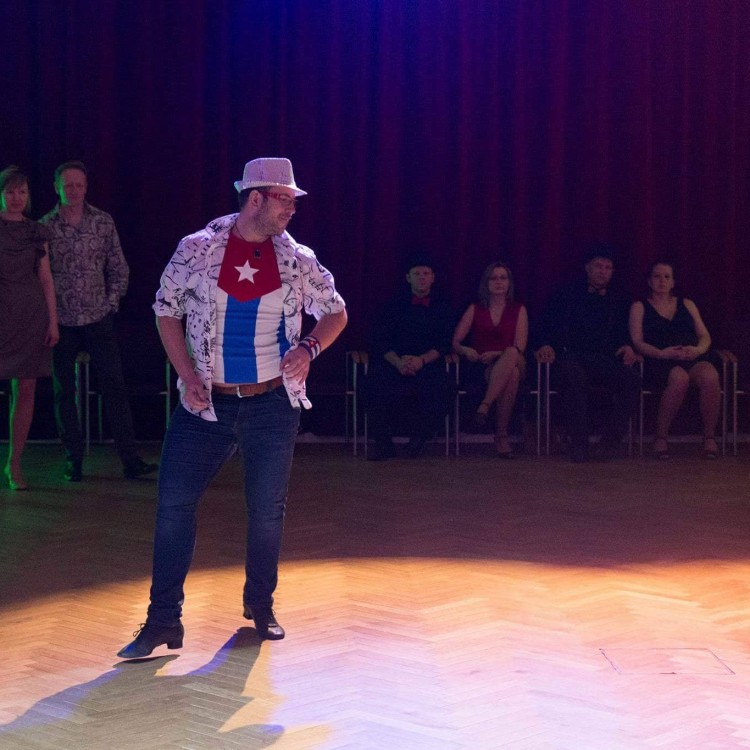 Martas Salseros - Taneční Sólo vystoupení v rytmu Kubánské Salsy s Taneční Animací která Vás zaručeně rozproudí .....